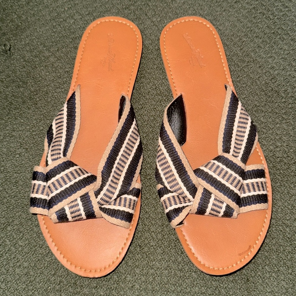 Universal Thread Black & Tan Woven Slip-On Sandals - Size: 8